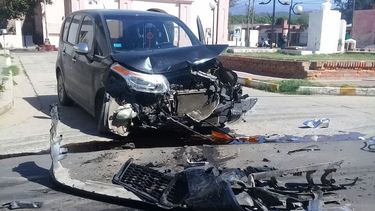 Violento accidente entre una camioneta y un camión