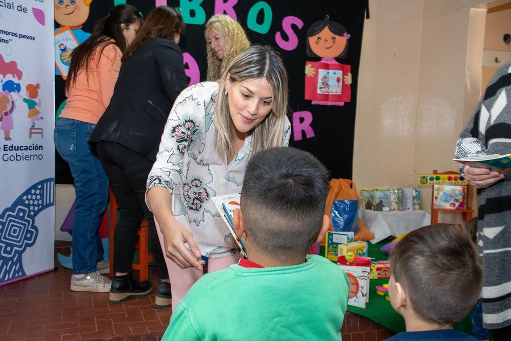 La ministra de Educación entregó libros y juguetes didácticos en la Casa Cuna1.jpg