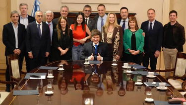 tras las designaciones de adorni y santilli, javier milei se reunio con su gabinete en casa rosada
