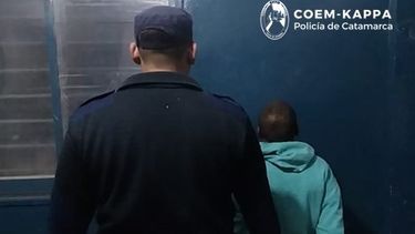 persecucion y detencion de un joven acusado de intentar ingresar a una vivienda