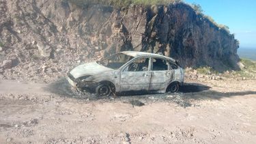 Daños. El fuego se inició en las ruedas y arrasó con todo el auto.
