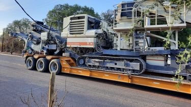 Reclamo. El Camión se enredó con cables de energía eléctrica.