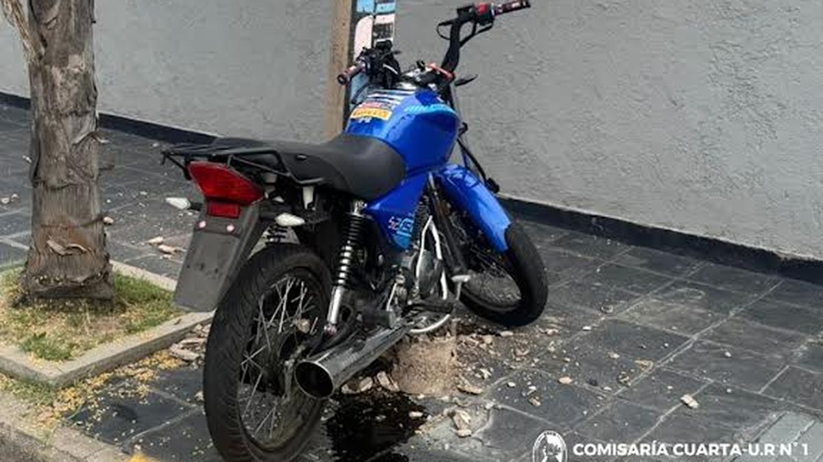 Un motociclista de 19 años murió tras chocar contra un poste en la Capital