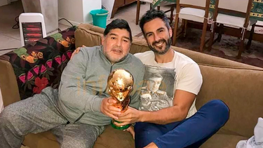 El cirujano Leopoldo Luque con Diego Maradona.