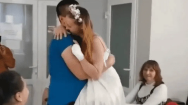 Ucrania: perdió las piernas por un explosivo ruso y bailó en su boda
