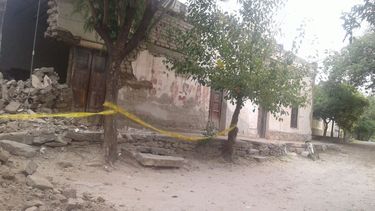 Auxilian a familia tras derrumbarse su casa