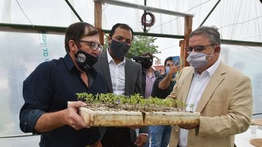 Jalil encabezó una entrega de viviendas en Santa María