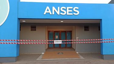 Ajuste. El cierre de delegaciones de la ANSES dificulta el acceso a trámites esenciales.