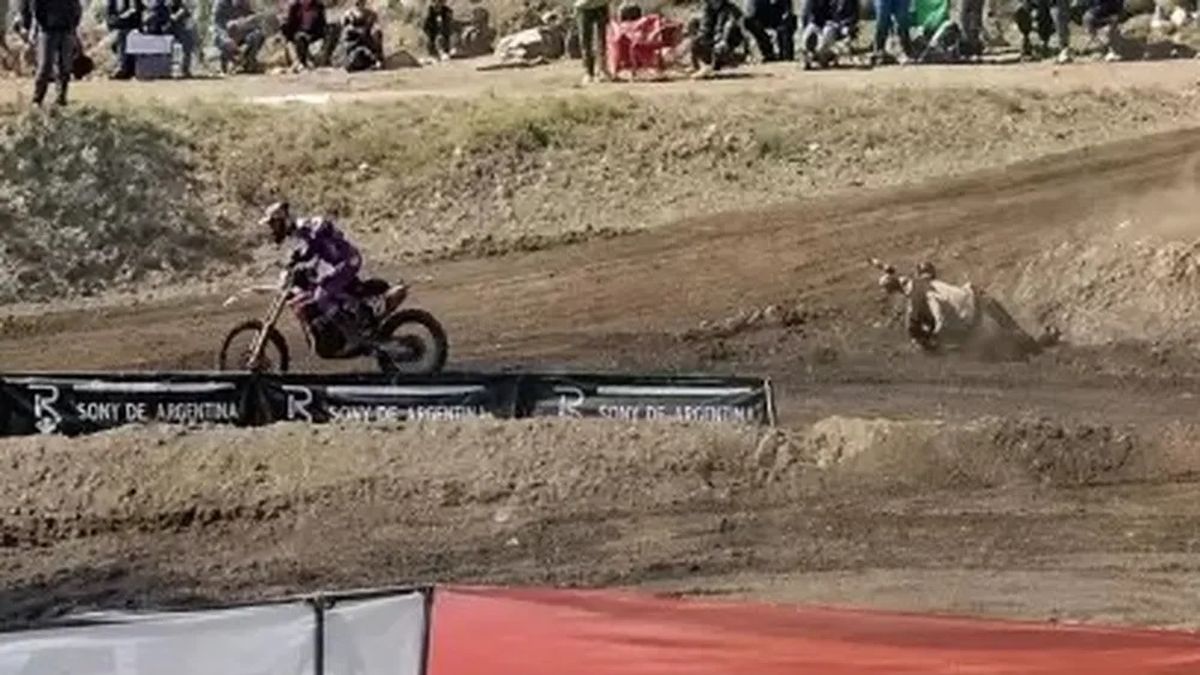 Un moto impactó contra un fotógrafo