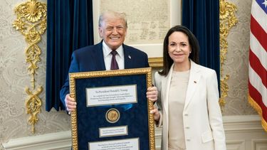 trump humillo a corina machado: la hizo entrar por la puerta de atras y se quedo con la medalla del nobel