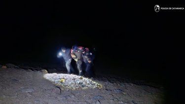 policias rescataron a dos turistas extraviados en el volcan galan