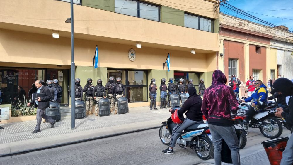 Protesta. Afectados por la financiera Stratton Sierra se manifiestan frente al Juzgado Federal&nbsp;