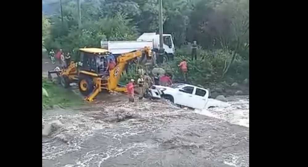 El Rodeo. Una camioneta fue rescatada del cauce