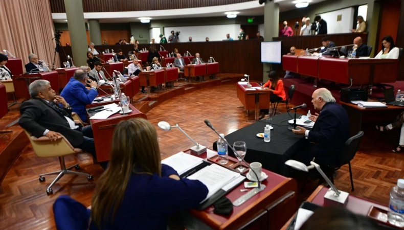 La legislatura había aprobado el proyecto de zonificación minera con 14 votos a favor y 11 en contra.