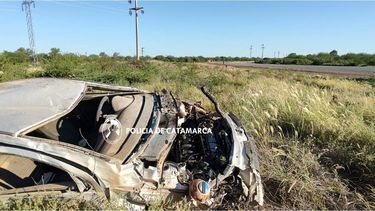 la paz: volco un auto con dos ocupantes