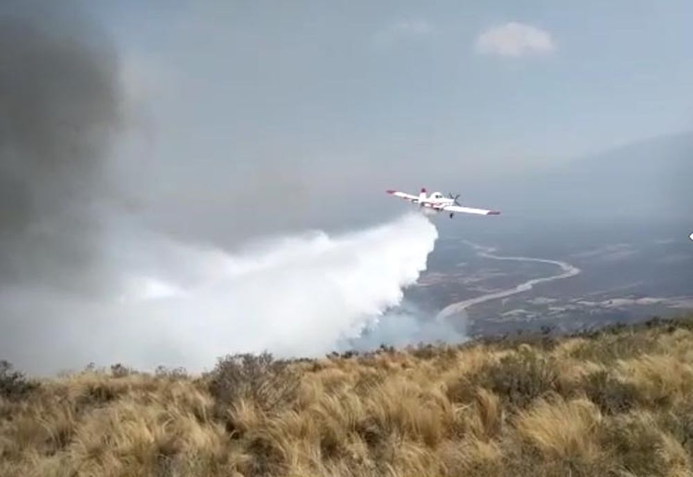 COMBATE. AVIONES HIDRANTES SE SUMARON A LAS TAREAS PARA CONTENER EL VORAZ INCENDIO EN EL ANCASTI.