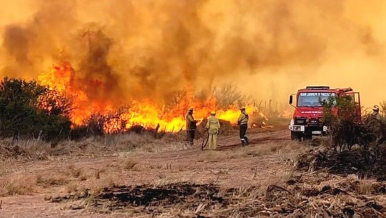 Incendio en Traslasierra: el fuego arrasa y el clima no ayuda a los bomberos