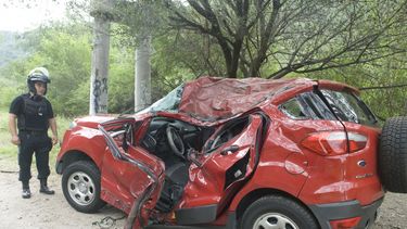 Un auto terminó incrustado en un poste en la ruta 4: un herido grave
