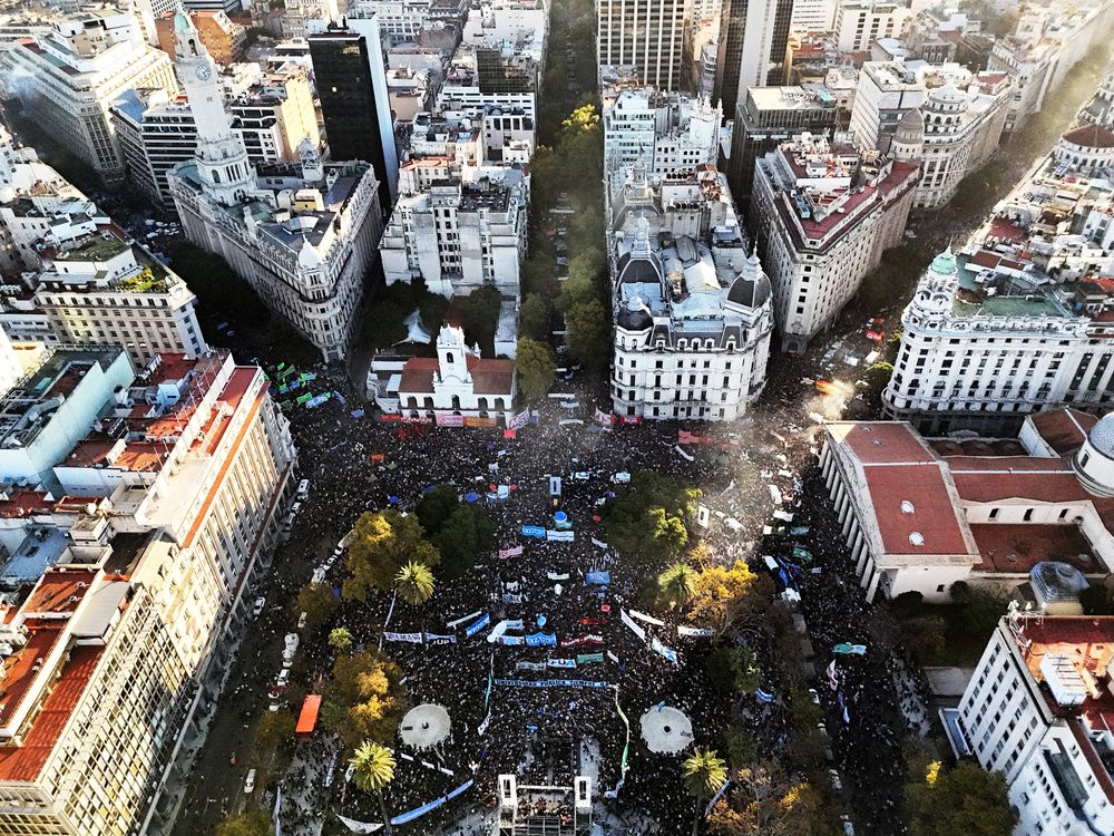 Marcha Federal. La postal se replicó en todo el país, con cánticos contra Milei y Adorni.&nbsp;