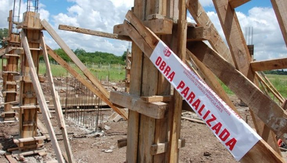La paralización de la obra pública decidida por el gobierno de Milei provocó que 250 mil trabajadores fueron despedidos o suspendidos.