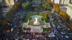 Jubilados, médicos del Garrahan y el colectivo Ni Una Menos se movilizaron contra el ajuste del Gobierno