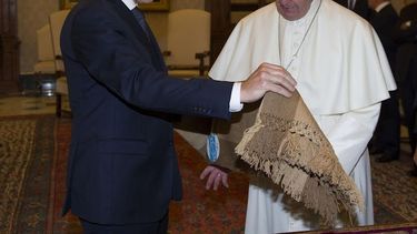 el papa tiene un poncho de belen y estamos orgullosos de que asi sea