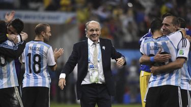 emotivas despedidas de jugadores y entrenadores para sabella