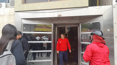 una mujer fue rescatada luego de quedar atrapada en un ascensor