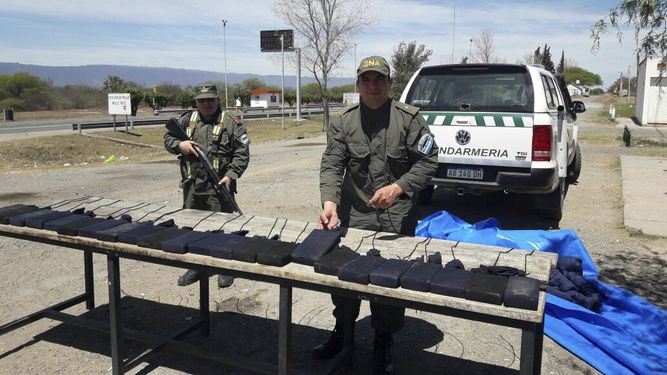 Llevaban 31 kg. de cocaína ocultos en el aire de micro