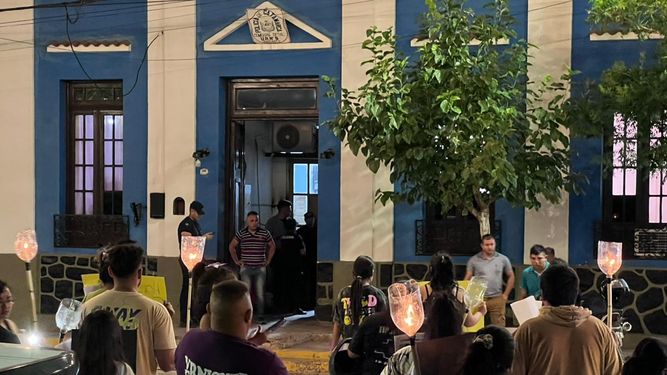 Reclamo. Las protestas por la libertad de Canguro Sánches fueron en la comisaría y la casa de la jueza.