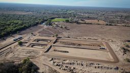 El Gobernador visitó las obras de cloacas que se construyen en el Este provincial