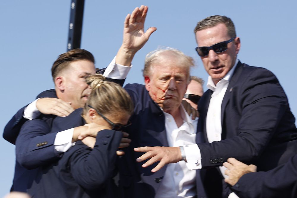 Ataque. El expresidente fue evacuado por miembros del servicio secreto luego del disparo recibido.&nbsp;