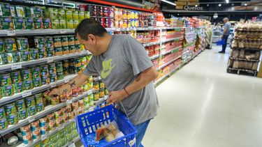 Descenso. el precio de los alimentos permitió la baja en la inflación mensual.&nbsp;
