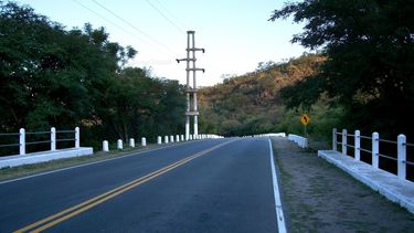 Iban en un auto y cayeron a una alcantarilla de casi tres metros de profundidad