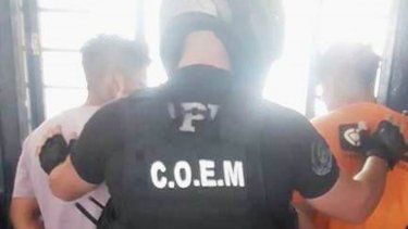 Arrestados tras dañar un móvil policial
