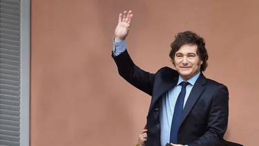 javier milei salio al balcon de la casa rosada y manifestantes lo repudiaron