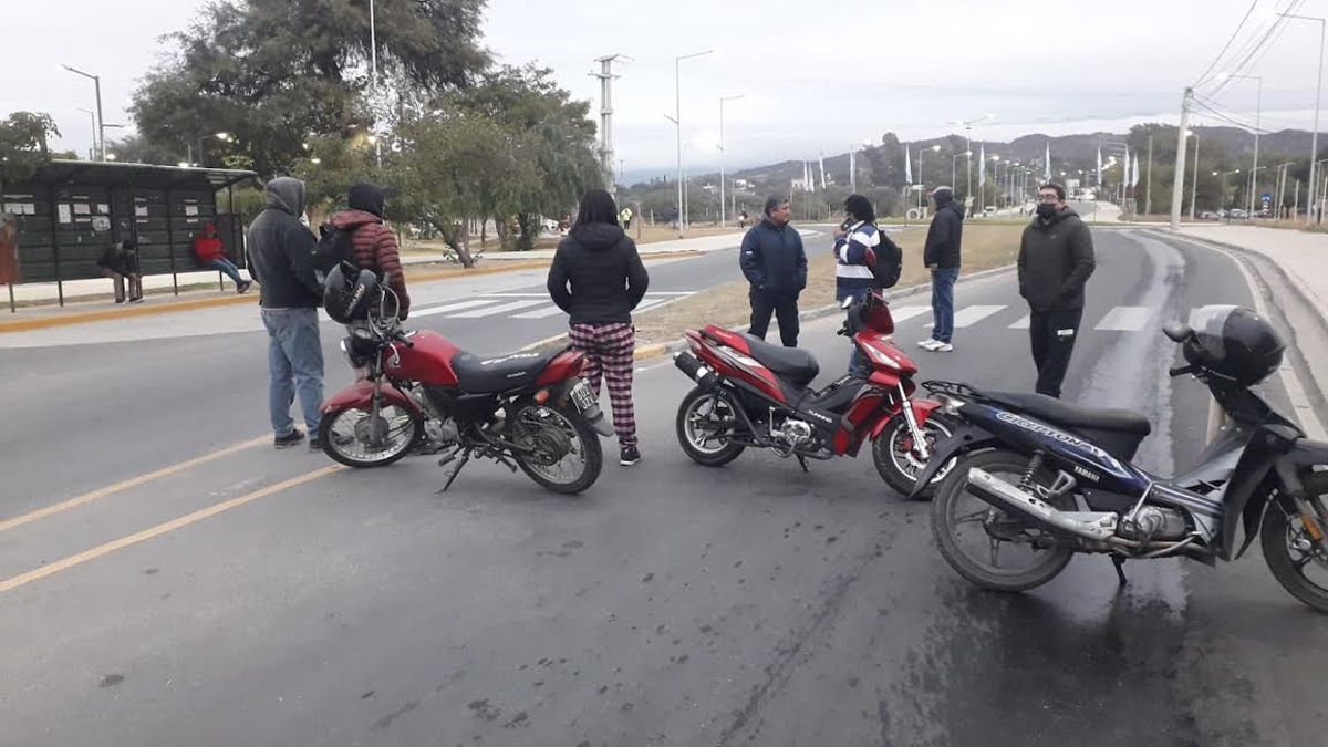 Municipales de Valle Viejo se manifestaron con un corte de ruta