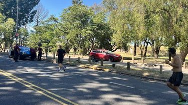 un conductor atropello a ciclistas y runners y escapo: una victima fatal