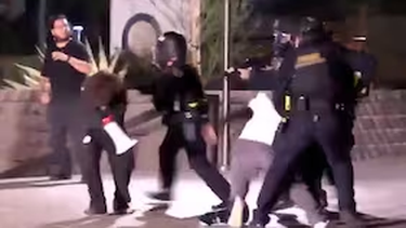 tras una protesta contra trump, joven manifestante perdio un ojo por el disparo de policia del ice