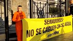 Activistas saltaron la reja del Congreso y realizan protesta por la Ley de Glaciares