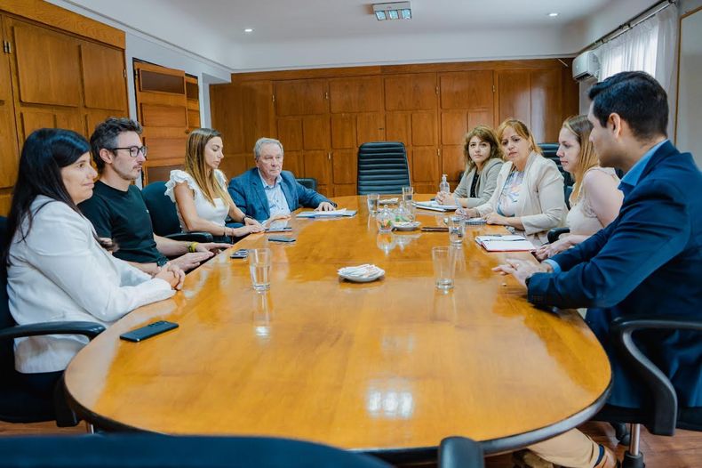 Reunión de representantes de los tres poderes. 