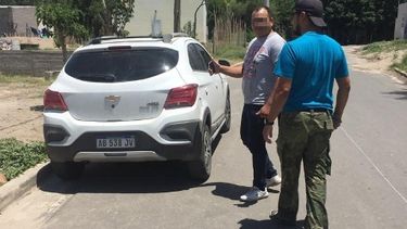 Dejó el auto para que lo lavara y se lo robaron