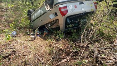 volco un auto en el alto