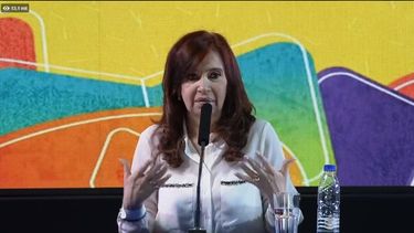 Rodeada de militantes, Cristina presentó su libro