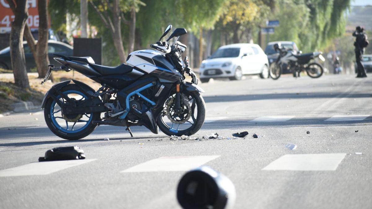 Dos motociclistas fueron trasladados inconscientes al hospital tras ...