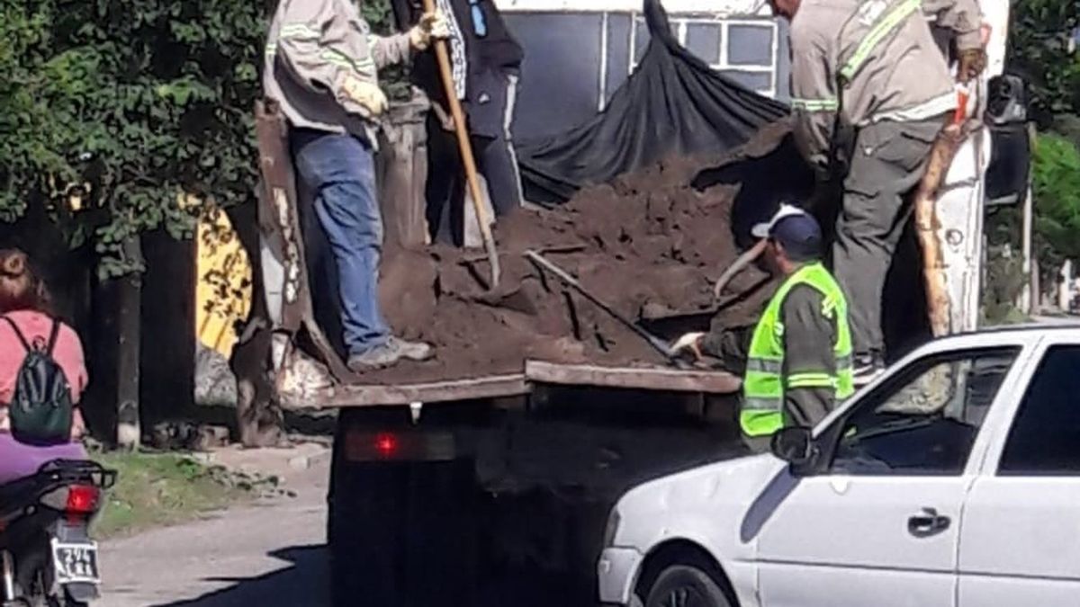 La municipalidad de Valle Viejo tapa baches con tierra