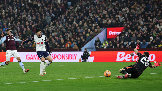 La atajada espectacular de Dibu Martínez en el triunfo de Aston Villa sobre Tottenham