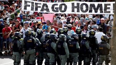a horas del inicio del mundial, reprimen manifestacion en brasil