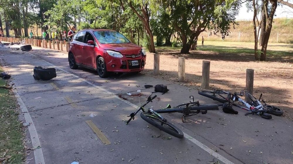 Tragedia. El conductor había embestido a ciclistas y corredores.