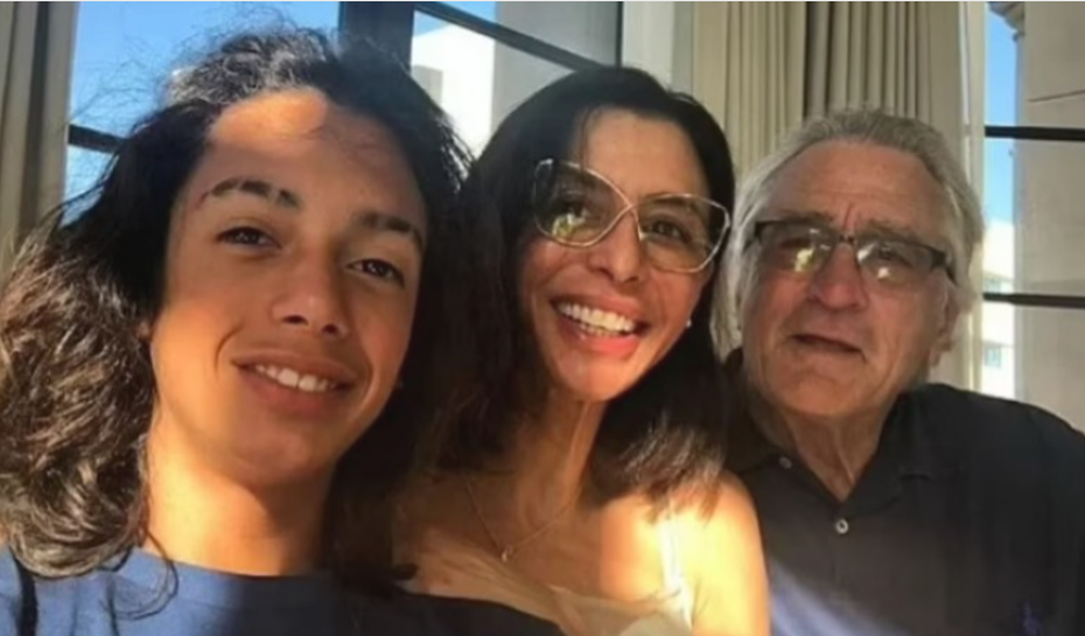Robert De Niro junto a su nieto y su hija.